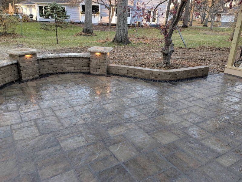 Sân vườn được làm từ bê tông áp khuôn