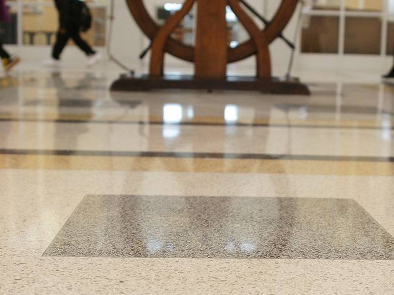 Terrazzo trong thiết kế nội thất trường học.