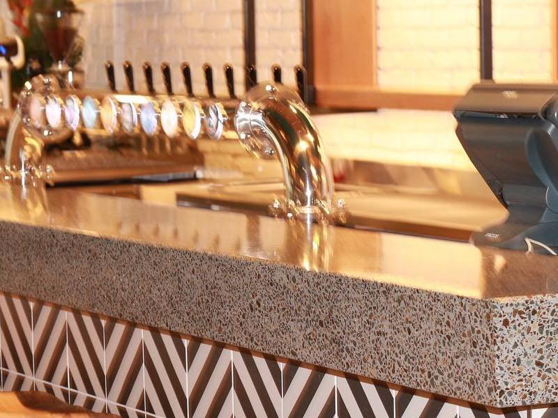 Thiết kế bar lạ mắt từ việc sử dụng vật liệu terrazzo