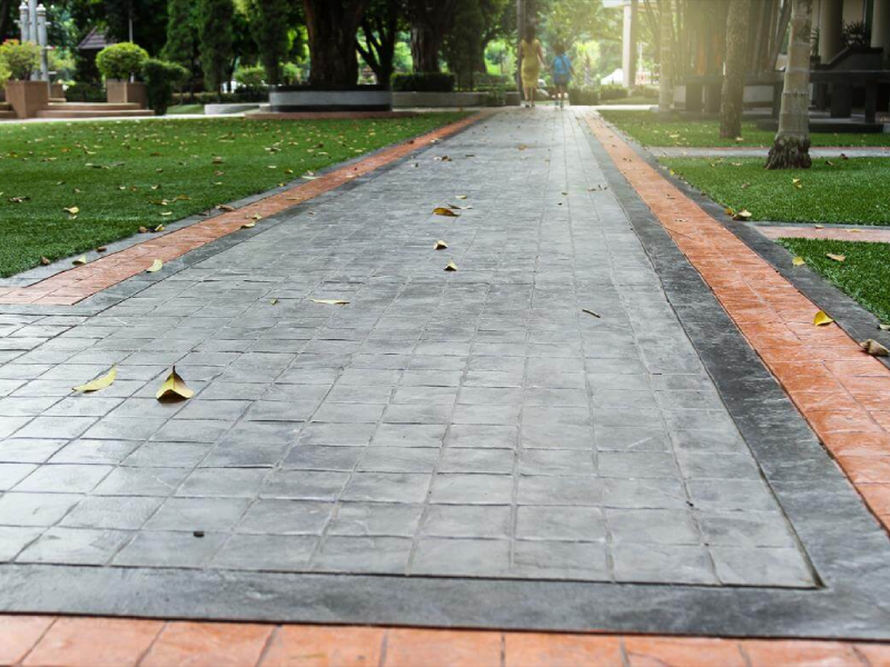 Vật liệu bền chắc như bê tông áp khuôn là lựa chọn phù hợp cho nhiều khuôn viên