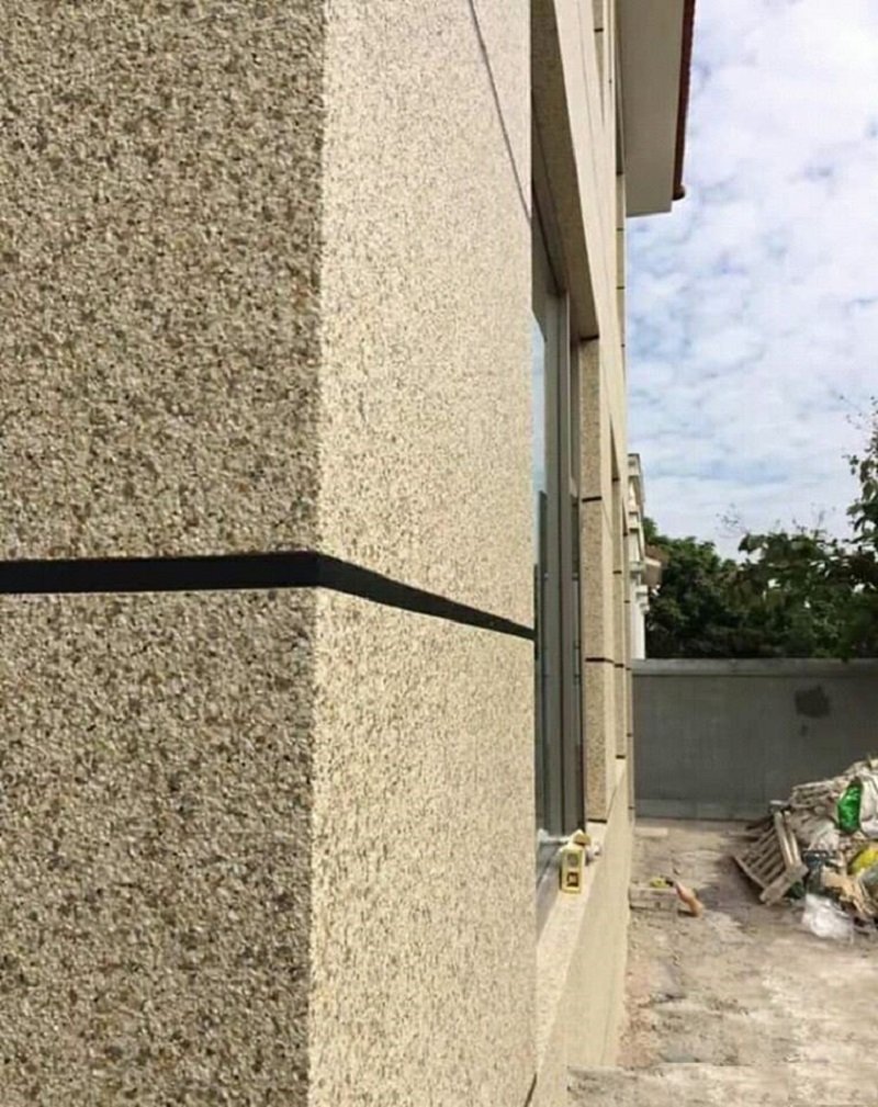 Hoàn thiện bề mặt sơn đá hạt với lớp sơn lót kháng kiềm (Ảnh sưu tầm)