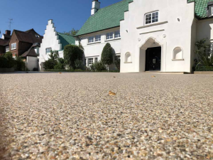 Sàn sỏi polymer là gì? Ưu điểm của sàn sỏi polymer