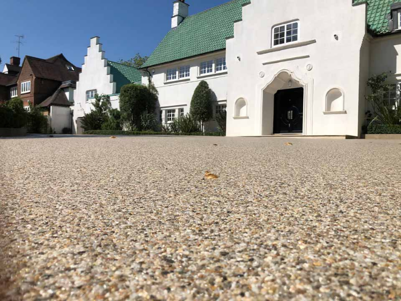 Sàn sỏi polymer là gì? Ưu điểm của sàn sỏi polymer