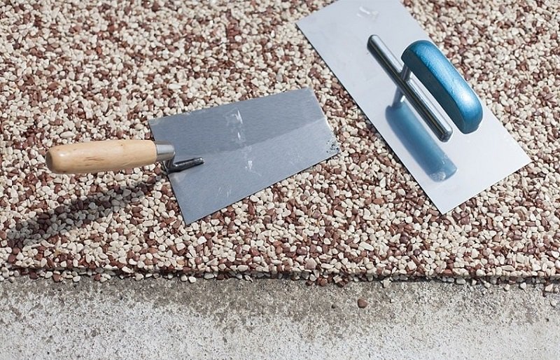 Trải đều hỗn hợp cốt liệu sỏi polymer lên bề mặt sàn và nén chặt (Ảnh sưu tầm)