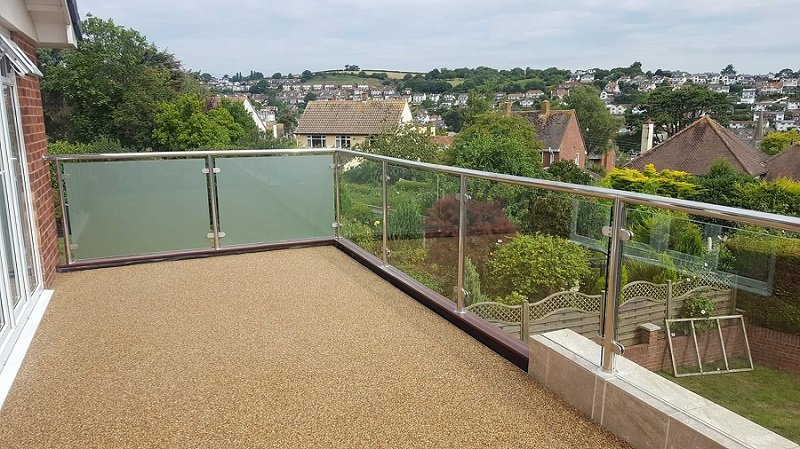 Ban công ngoài trời được hoàn thiện bằng sỏi polymer (Ảnh sưu tầm)