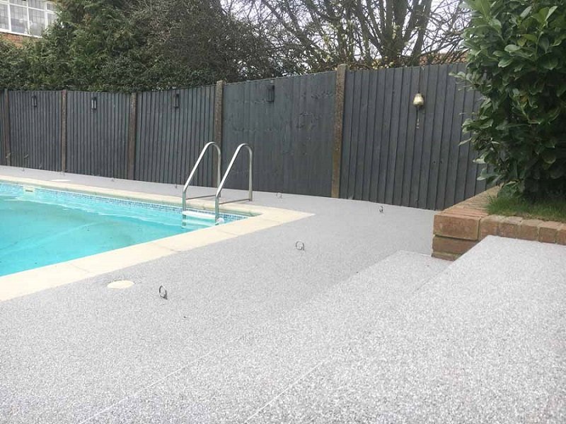 Sàn bể bơi với sỏi polymer (Ảnh sưu tầm)