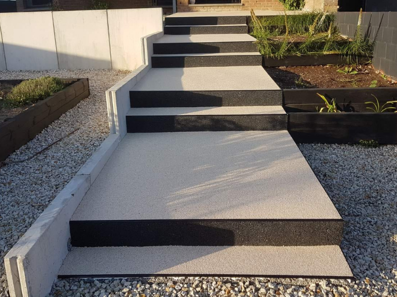 Bậc thang ngoài trời được hoàn thiện với sỏi polymer (Ảnh sưu tầm)