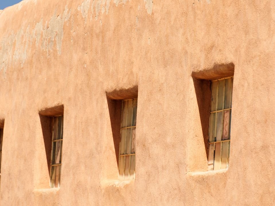 Tường bê tông hoàn thiện bằng vữa đất có tính thẩm mỹ cao (Ảnh sưu tầm)