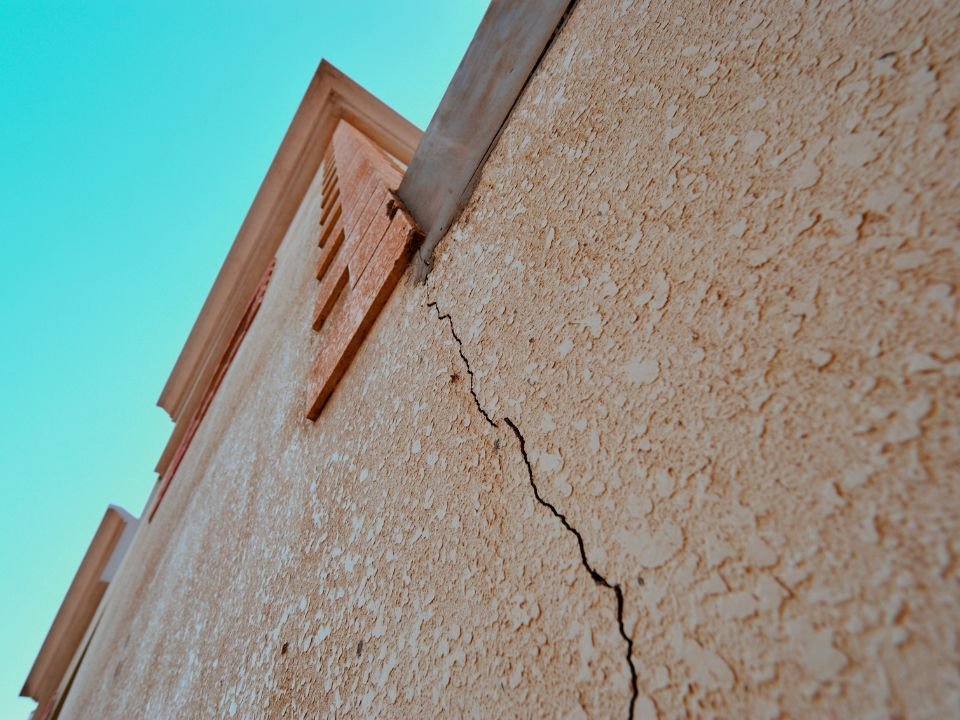 Bề mặt tường vữa đất có thể bị nứt nếu không thi công đúng cách (Ảnh sưu tầm)