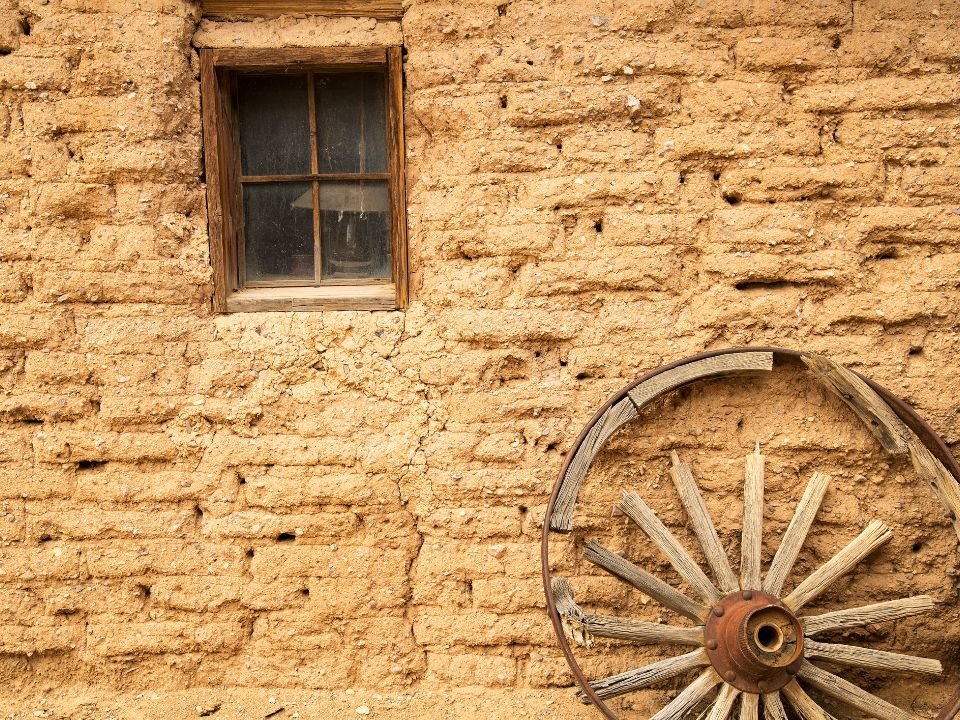 Tường vữa đất có thể bị nứt do co ngót (Ảnh sưu tầm)