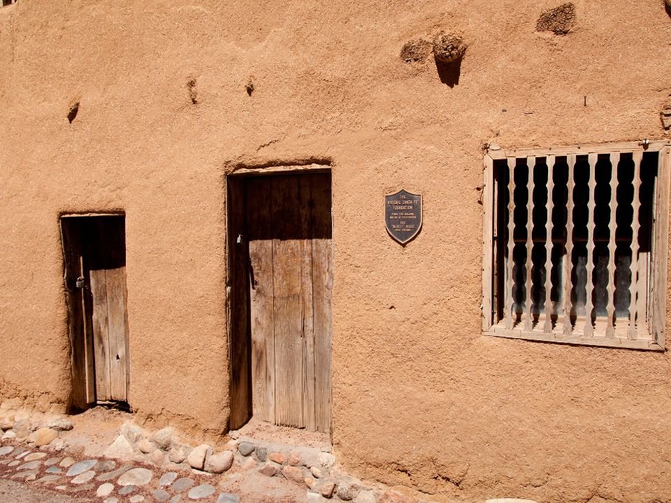 Ứng dụng vữa đất cho tường nội ngoại thất mang lại nhiều ưu điểm (Ảnh sưu tầm)