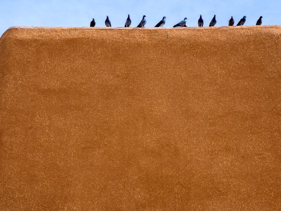 Tường vữa đất dày giúp lưu giữ nhiệt, ổn định nhiệt độ (Ảnh sưu tầm)